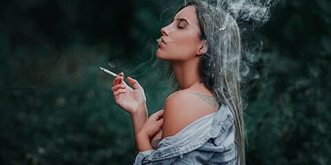 Le conjoint qui fume dans le rêve est un conseil utile pour elle